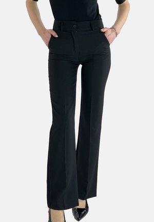 Czarne spodnie wizytowe wykonane z gładkiej tkaniny, o dopasowanym kroju, rozszerzane nogawki, przednie kieszenie oraz zapięcie na guzik w pasie.