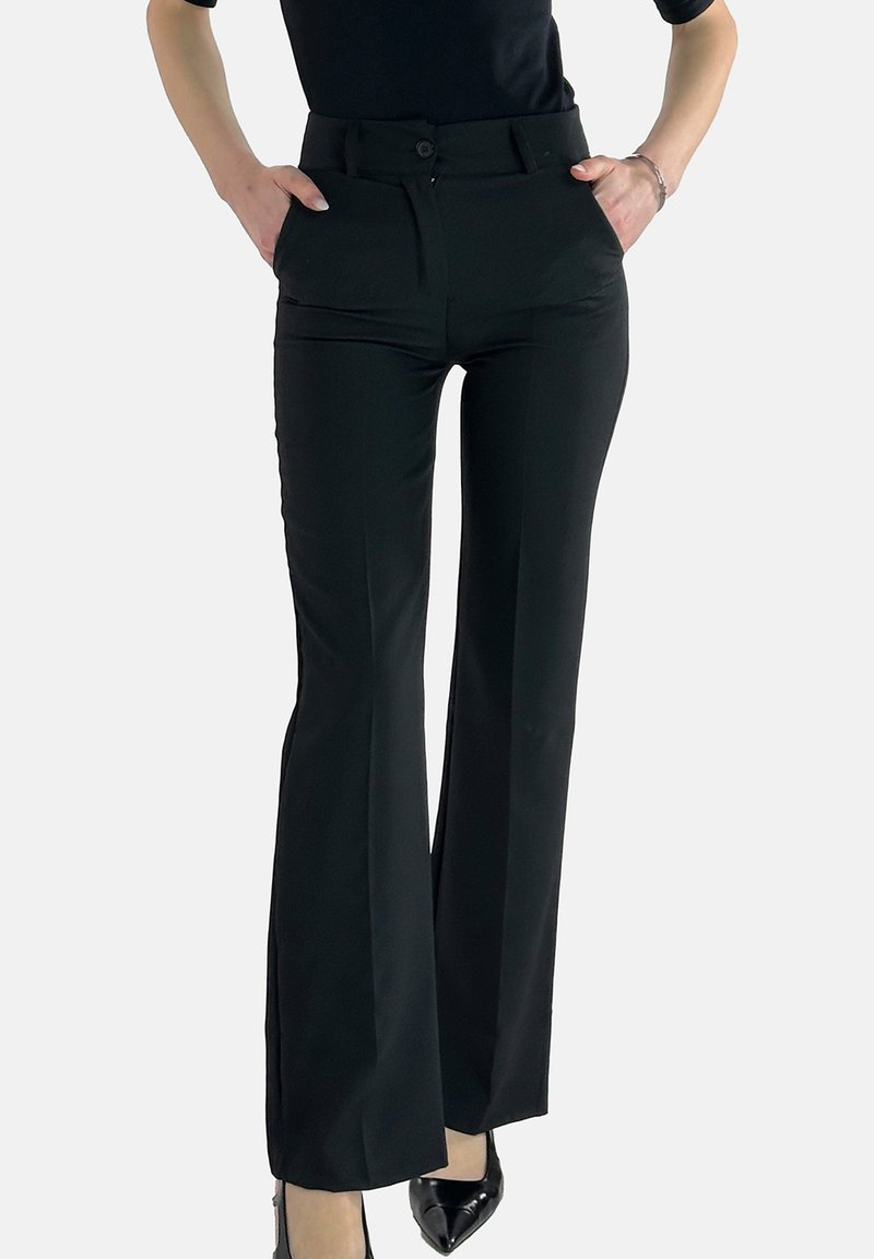 Sorte bukser i glat stof med skræddersyet pasform, udvidede ben, forlommer og knaplukning i taljen.