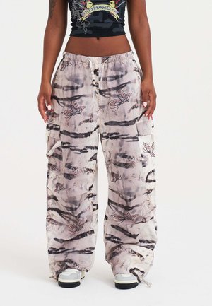 Lichte, wijde cargo-broek in beige met grijze tie-dye en vlinderprints, met een elastische tailleband en zijzakken.