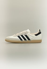 No seleccionado, cloud white/core black