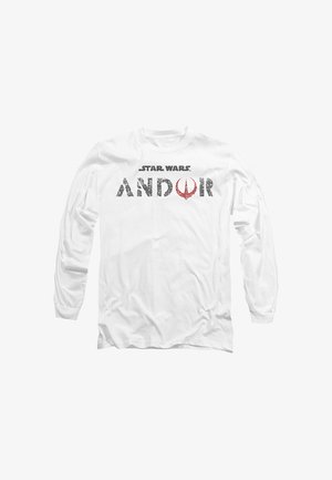 Weißes Langarmshirt mit abgenutztem "STAR WARS ANDOR"-Schriftzug und rotem Symbol in der Mitte auf einfarbigem Hintergrund.