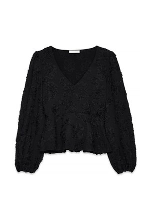 Blouse noire avec un décolleté en V, des manches longues, et un tissu texturé avec des accents floraux. Design court avec une taille froncée.