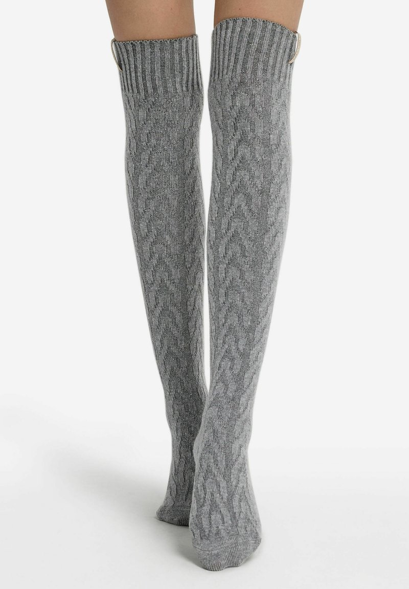 Szare, dziane skarpetki do ud z teksturowanym wzorem w warkocz, z prążkowanymi mankietami i metalowymi akcentami. Gładki, elastyczny materiał dla wygody.