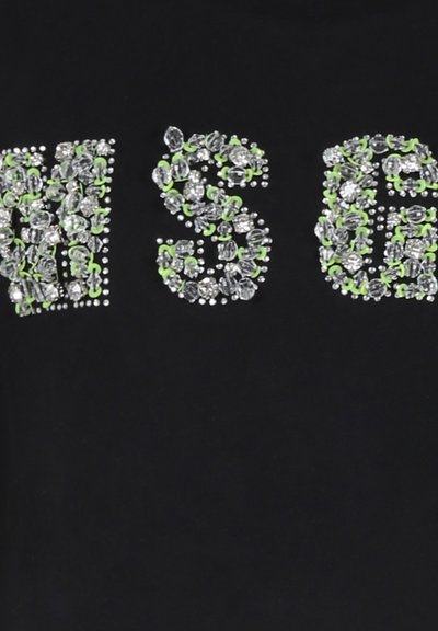 T-shirt nera con grandi lettere "MSG" decorate con strass trasparenti e accenti verdi, creando un design testurizzato e accattivante.