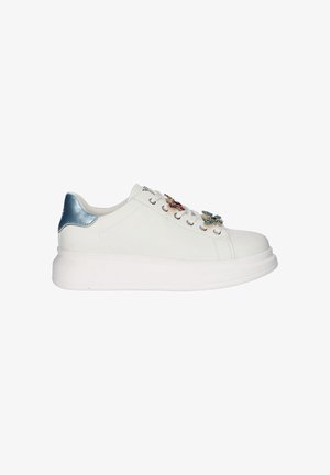 Zapatilla blanca con plataforma, lengüeta trasera metálica azul y decoraciones de mariposas con joyas de colores en los cordones blancos, vista lateral.