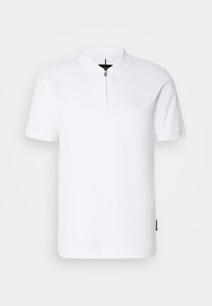 Polo bianco a maniche corte, con colletto con zip e discreto dettaglio del logo in rilievo sul petto. Tessuto liscio e leggero.
