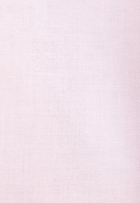 Tissu rose clair uni avec une texture fine tissée et un léger motif de tissage diagonal visible sur toute la surface.