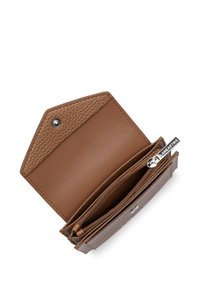 Portefeuille en cuir marron avec finition texturée, doté d'un rabat ouvert, de deux compartiments et d'une section zippée. Détail de quincaillerie argentée inclus.