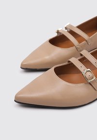 Sandra Fontán BAIX - Bailarinas con hebilla - beige