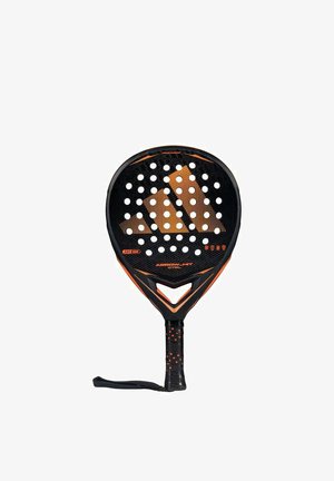 Pagaia nera con accenti arancioni, perforazioni circolari e impugnatura testurizzata. Presenta una forma triangolare e un cinturino da polso per la sicurezza.