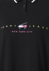 Černé polokošile s bílými proužky na límci, s výšivkou "Tommy Jeans" a "New York City" a malým červeným, bílým a modrým logem.