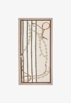 Sciarpa rettangolare con tonalità beige, bianco e marrone, decorata con catene dorate, cinture in pelle e strisce verticali con stampa leopardata.