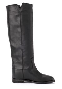 Botte noire en cuir, hauteur genou, avec une finition lisse, une ouverture angulaire en haut et un petit talon empilé. Elle présente un design épuré et minimaliste.