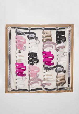 Foulard in seta con disegni di cinture colorate in rosa, bianco, nero e grigio. Dettagli hardware illustrati e un bordo con un motivo a catena.