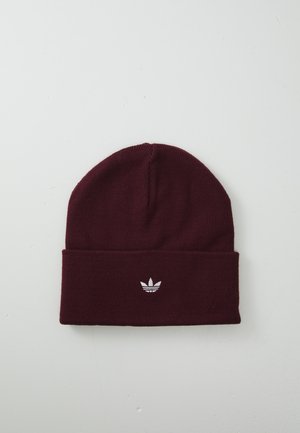 Gorro de punto burdeos con puño doblado que presenta un pequeño logo blanco de Adidas trefoil centrado en el frente.