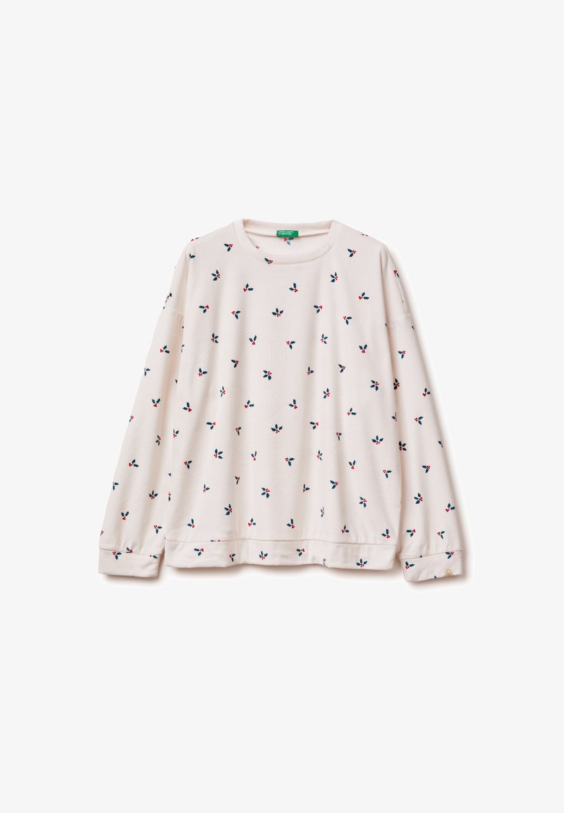 Jasnoróżowa bluza z kwiatowym wzorem w kolorach granatowym i czerwonym, okrągłym dekoltem oraz długimi rękawami zakończonymi mankietami.