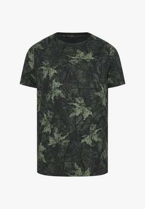 Donkergroene T-shirt met korte mouwen met een zwart en lichtgroen camouflagepatroon met esdoornbladvormen en takken.