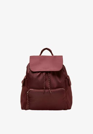 Bordový nylonový batoh s predným vreckom na zips, horným krytom na suchý zips so šnúrkou, bočnými vreckami a polstrovaným nosným uchom.