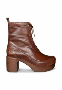 Bruine leren enkelboot met een ronde neus, vetersluiting aan de voorkant en een robuuste, houten hak. Voorzien van stiksels en een logo aan de zijkant.