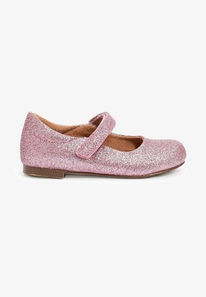 Chaussure Mary Jane rose pailletée avec une semelle plate, un bout arrondi et une sangle ajustable. Doublure intérieure douce et texture lisse semblable à du cuir.