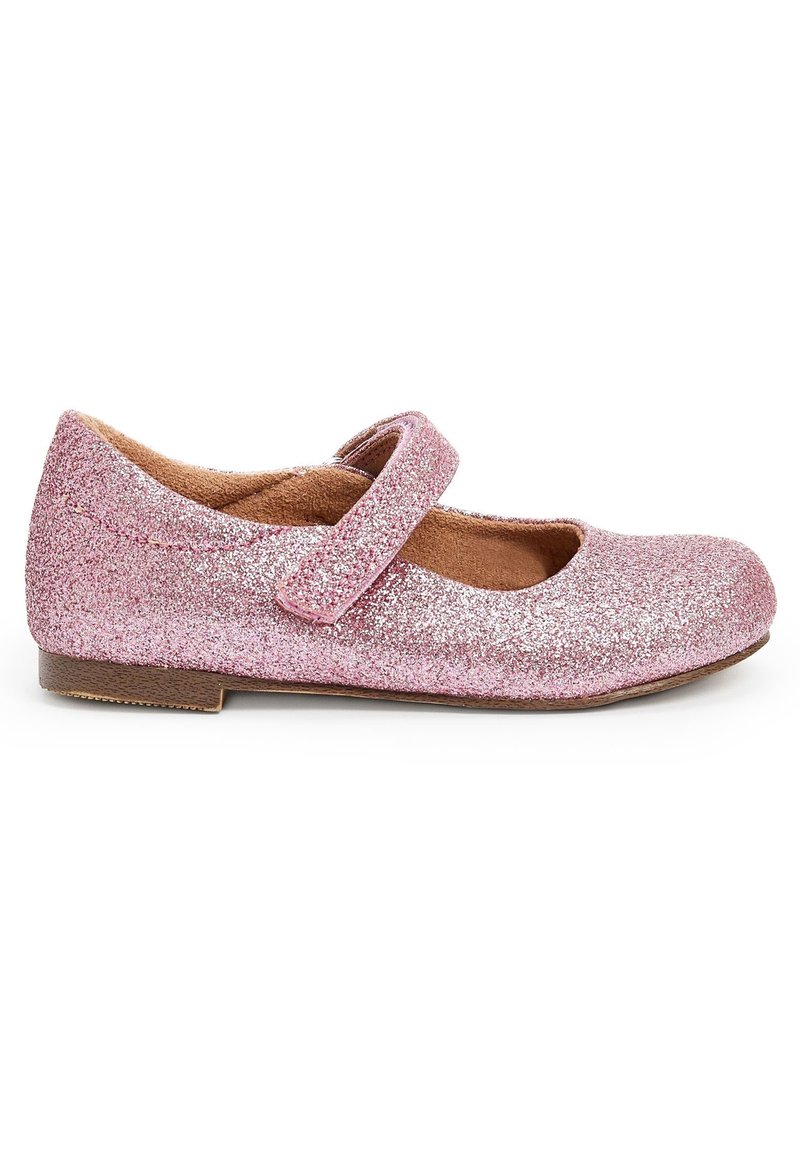 Chaussure Mary Jane rose pailletée avec une semelle plate, un bout arrondi et une sangle ajustable. Doublure intérieure douce et texture lisse semblable à du cuir.
