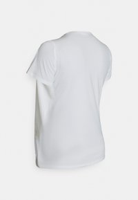 T-shirt branca de algodão com mangas curtas, decote redondo e uma textura suave e leve; não apresenta padrões ou gráficos visíveis.