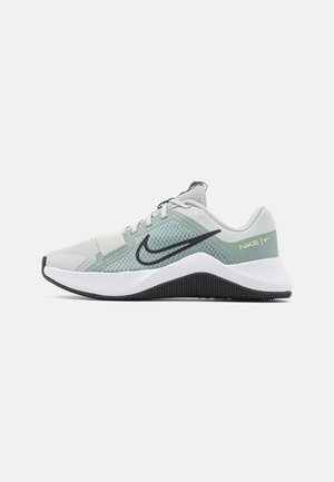 Zapatilla de correr Nike en gris claro y verde con logo swoosh negro, media suela blanca y suela exterior negra, vista de perfil sobre fondo blanco.