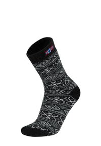 Schwarzweiß gestrickte Socke mit geometrischen Mustern. Verfügt über eine gerippte Manschette und einen kleinen isländischen Flaggenanhänger am Knöchel.