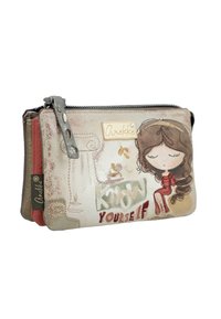 Pequeño estuche beige y marrón con cremallera, con una ilustración de una niña con vestido rojo y el texto "Conócete a ti mismo" en el frente.