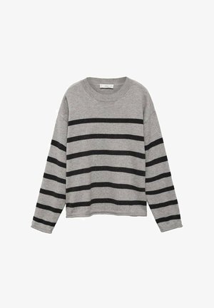 Szary sweter z długim rękawem z czarnymi poziomymi paskami na tułowie i rękawach, z okrągłym dekoltem i ściągaczami na rękawach.