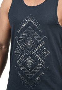 Marineblaues Tanktop mit einem geometrischen silbernen Muster aus Dreiecken und Rauten, gefertigt aus leichtem, strukturiertem Stoff.