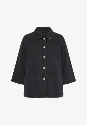 Giacca in denim nera con bottoni a pressione frontali, collo, ampie maniche a tre quarti e due grandi tasche frontali.