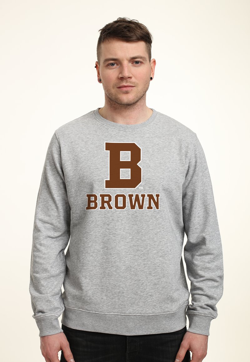 Felpa grigia con collo tondo, caratterizzata da una grande "B" marrone e dalla parola "BROWN" in caratteri in grassetto. Realizzata in un tessuto morbido e testurizzato.