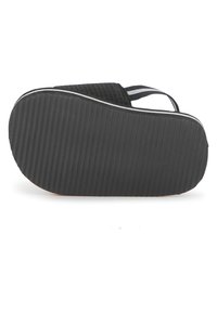 Μαύρο σανδάλι με υφή στην σόλα που διαθέτει οριζόντιες ραβδώσεις, αναπαυτικό πέλμα και ρυθμιζόμενα λουράκια. Άσπρη λεπτομέρεια κατά μήκος της άκρης της σόλας.