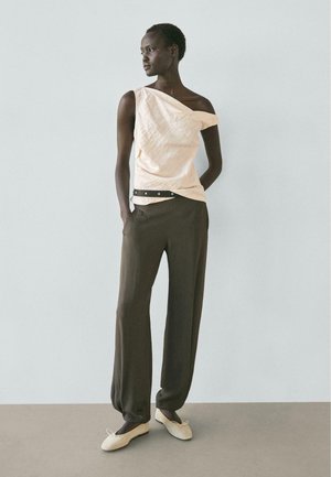 ASYMMETRIC WITH KNOT DETAIL - Blouse - beige