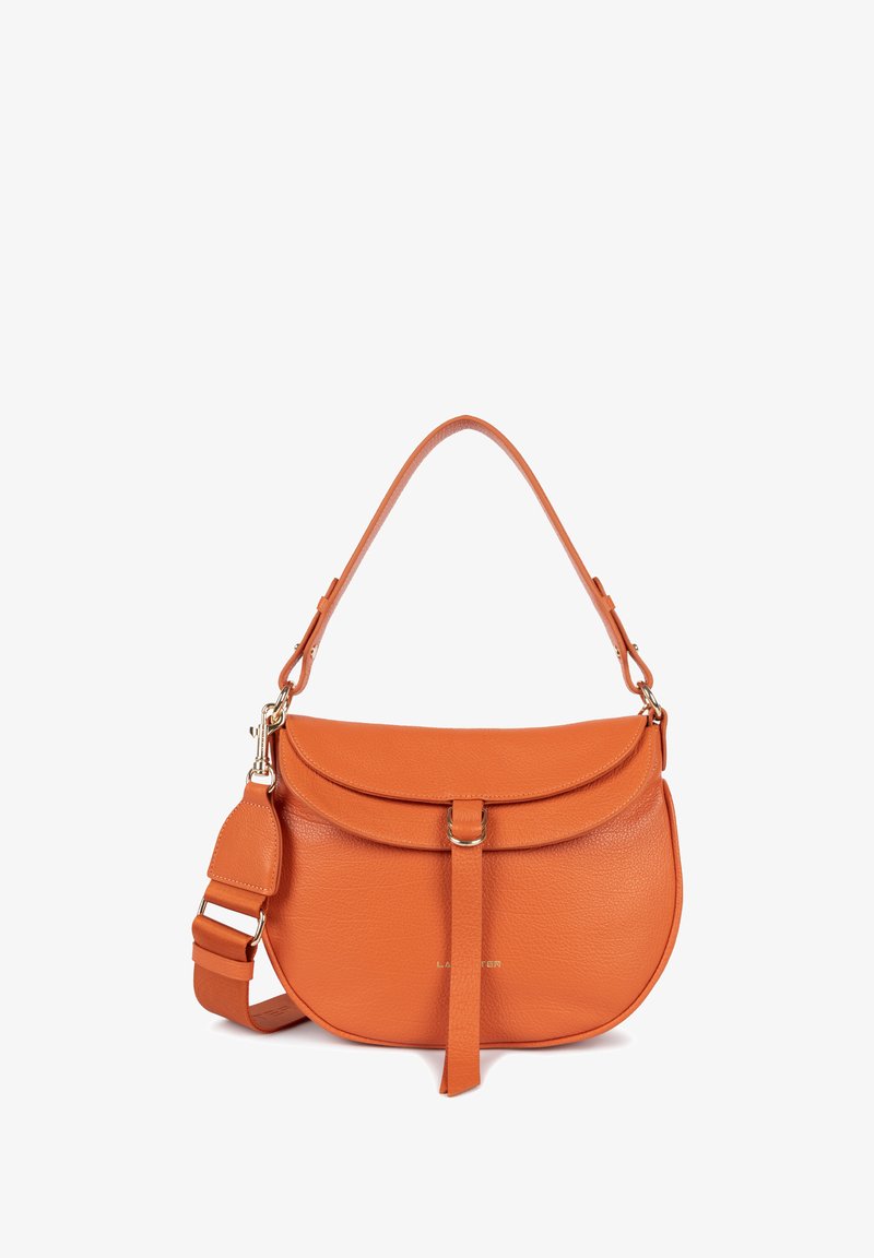 Borsa a tracolla in pelle arancione con forma curva, chiusura a patta e tracolla regolabile. Presenta una fibbia color oro e una texture liscia.