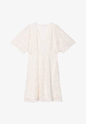 Witte kanten jurk met een V-hals, korte fladdermouwen en een vloeiende A-lijn silhouet met een decoratief bloemenpatroon.