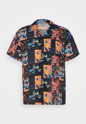 Chemise à manches courtes avec boutons, présentant un design patchwork aux couleurs vives avec des motifs floraux sur un fond noir. Tissu léger.