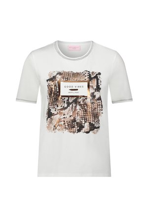 T-shirt blanc à manches courtes avec un carré texturé abstrait marron et noir et le texte « GOOD VIBES » au centre devant.