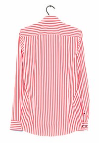 Rood-wit gestreepte overhemd met lange mouwen, een knoopsluiting kraag en contrasterende accentuering op de manchetten. Gladde stof met een getailleerde pasvorm.