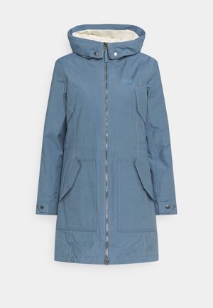 Niebieski, długi zimowy płaszcz z kapturem, zamkiem z przodu, kieszeniami na patki oraz miękką, białą podszewką wewnątrz kaptura.