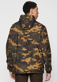 Urban Classics CAMO PULL OVER WINDBREAKER - Vetrovka - wood