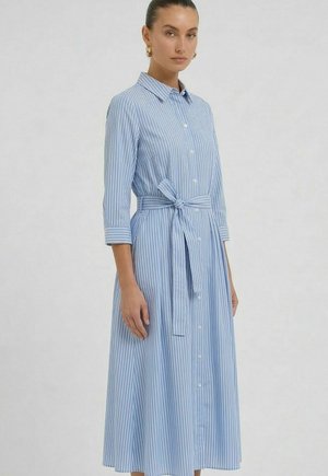Oui MIDIKLEID - Blousejurk - light blue white