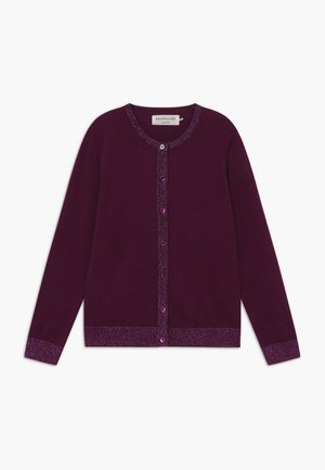 Fioletowy kardigan z długim rękawem na guziki z brokatową lamówką na kołnierzu, listwie guzikowej, mankietach i dole, wyłożony na płasko na białym tle.