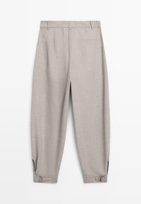 Lichtgrijze broek, relaxte pasvorm, met taps toelopende benen, knoopmanchetten en één achterzak; gestructureerde stof met een subtiel patroon.