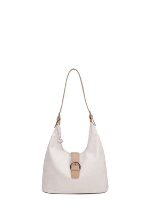 Hellbeige Stoff-Schultertasche mit hellbraunem Lederriemen und Schnallenverschluss, mit einem runden Metallanhänger an der Seite.