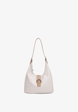 Hellbeige Stoff-Schultertasche mit hellbraunem Lederriemen und Schnallenverschluss, mit einem runden Metallanhänger an der Seite.