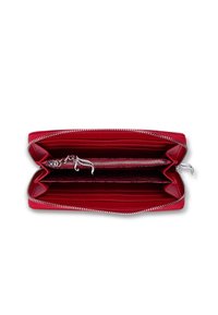 Portafoglio in pelle rossa con chiusura a zip perimetrale, slot per carte interni e un compartimento con zip separato. Texture liscia e dettagli in hardware argentato.