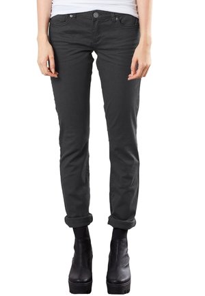 Jeans ajustados de algodón gris con puños enrollados, cinco bolsillos y una textura suave, combinados con botas de tobillo negras.