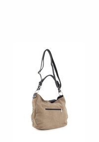 Bruine suede handtas met zwarte leren accenten, een enkele schouderriem, een ritsvak aan de voorkant en een zachte, gestructureerde afwerking.